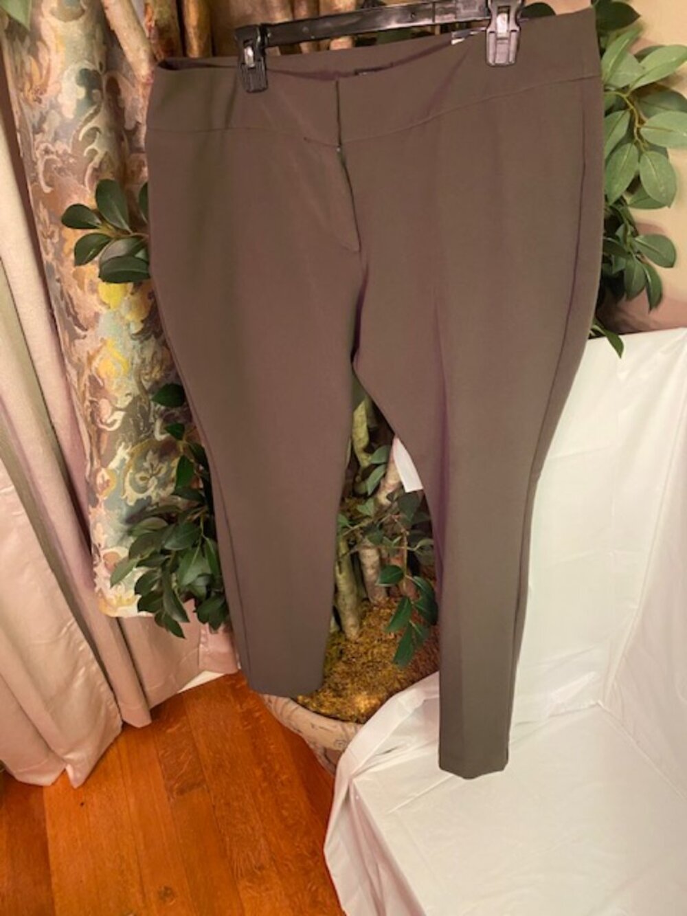 NWT Worthington Women's Curvy Fit Slim Leg Pants - Size 16 - Olive